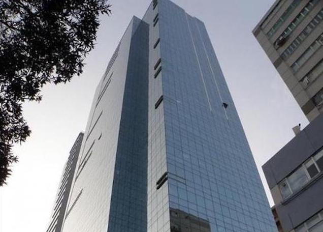 Image d'un gratte-ciel vitré à Hong-Kong vu du sol