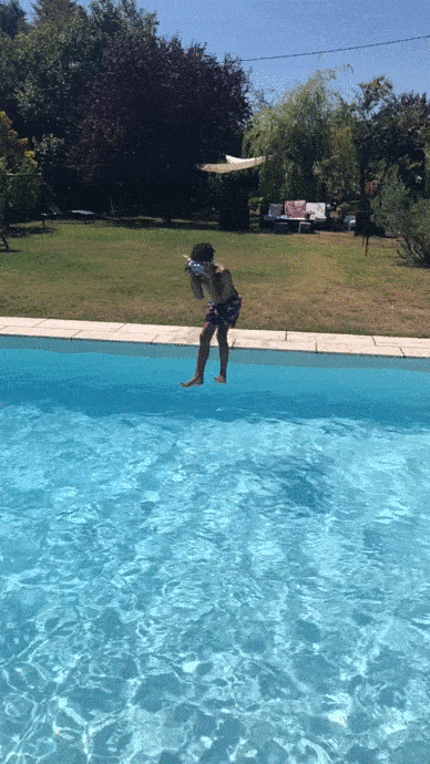 Image animée d'un enfant sautant dans une piscine située dans un jardin